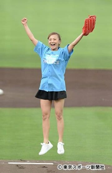 広島―巨人戦の始球式に登場した歌手の華原朋美