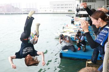 水神祭で投げ込まれる山口真喜子（左）