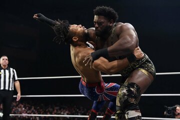 ケビン・ナイト(左)にラリア―トを放つパワーハウス・ホブス （ⒸAll Elite Wrestling）