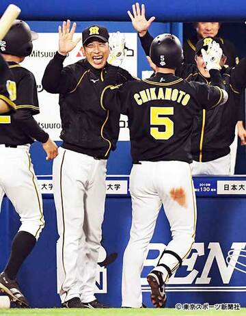  大はしゃぎで近本を迎える矢野監督（中）