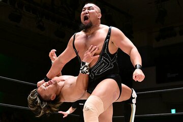 遠藤哲哉(左)をラリアートで吹っ飛ばすマサ北宮