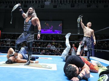  「悪」の殺法でＣＨＡＯＳ勢を蹂躙したＥＶＩＬ(左)とＳＨＯ（東スポWeb）