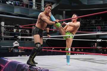 ベイリー(右)のキックを顔面に浴びるオカダ・カズチカ（©All Elite Wrestling）