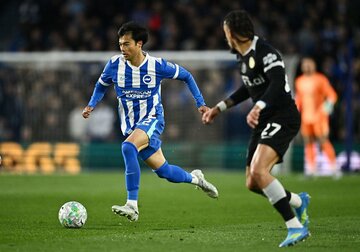 躍動する三笘薫㊧（ロイター）