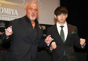  武藤(左)の引退ロードの初戦に抜てきされた清宮（東スポWeb）