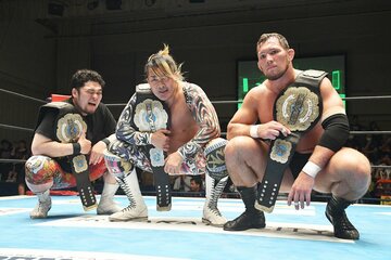 NEVER６人タッグ王座を防衛した矢野通(左)、棚橋弘至(中)、ボルチン・オレッグ