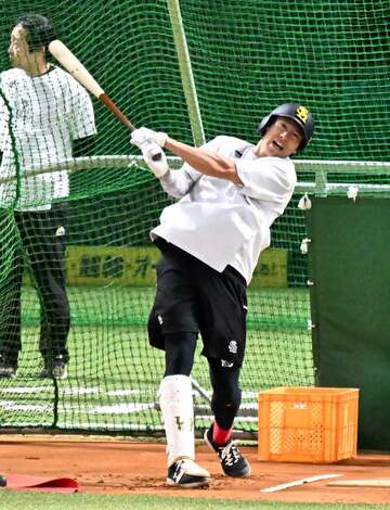 フルスイングする柳田悠岐