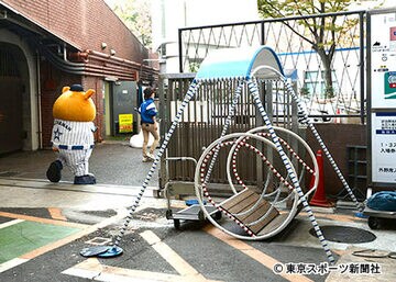 球場の片隅にひっそりとバラされて置かれていた「ぶらんこブランコ」