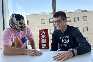 青木に詰め寄るカシン
