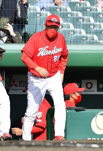  選手交代を告げる広島・佐々岡監督