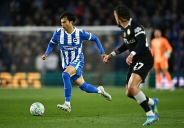 躍動する三笘薫㊧（ロイター）