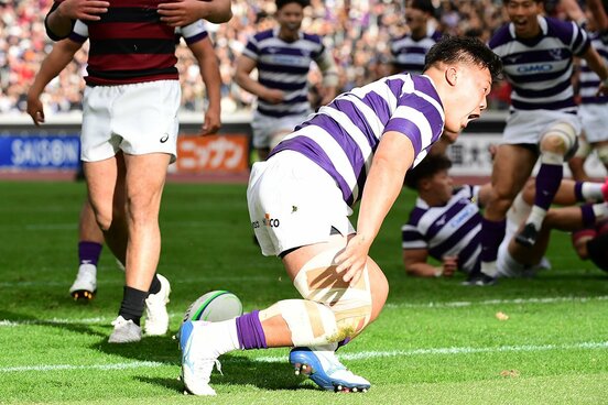 逆転のトライを決めた明大・田代大介