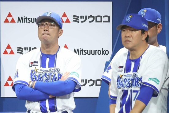 すでにCS進出を確定させているDeNA・相川監督(左)だが…