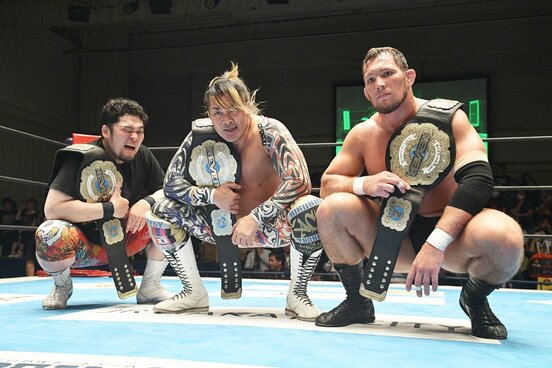 NEVER６人タッグ王座を防衛した矢野通(左)、棚橋弘至(中)、ボルチン・オレッグ