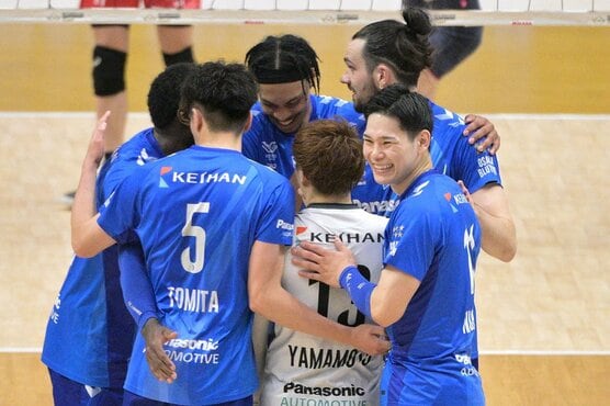チームを支える役割を果たした大阪Ｂの西田有志(手前右) 	