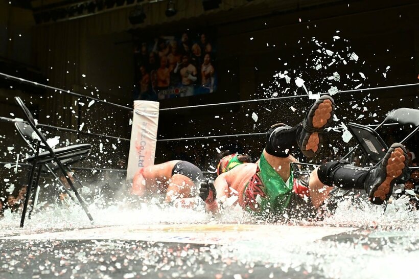 ビオレント・ジャックをガラスボードに叩きつけた平田智也（奥）