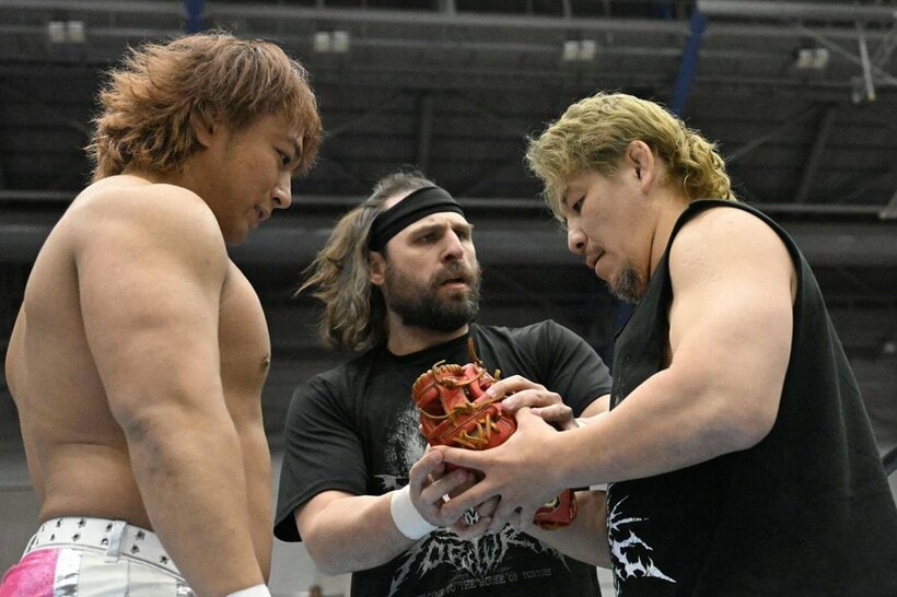 海野翔太(左)からグローブを受け取った高橋裕二郎(右)