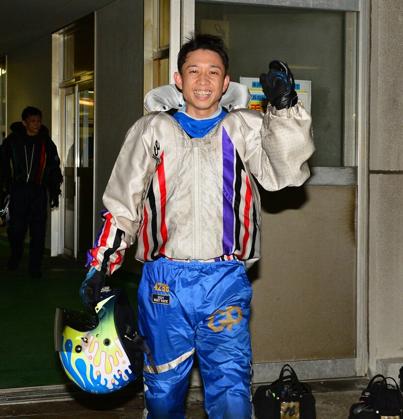  ６４号機の威力に笑いが止まらない？毒島誠