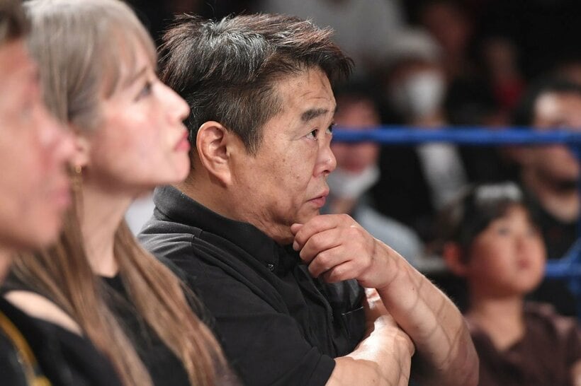 試合を観戦する佐伯繁代表