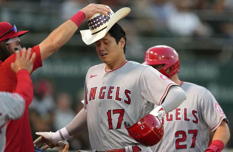  日本選手最速の１００号を放った大谷はカウボーイハットをかぶせてもらった（ロイター＝USA TODAY Sports）