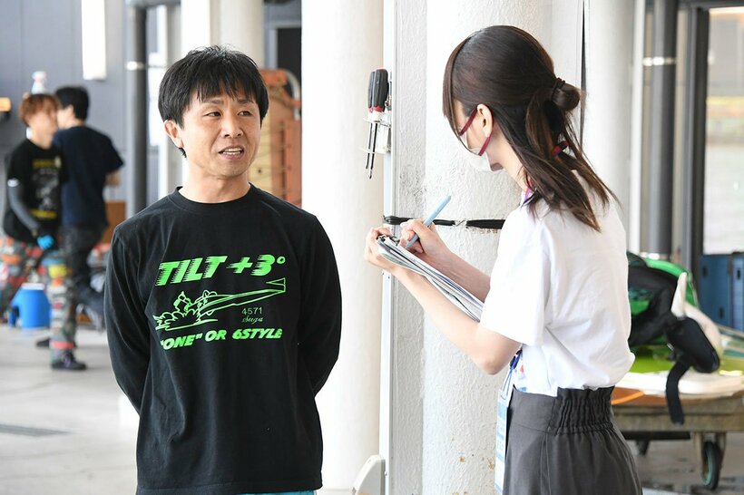 星奈美紗希-(右)の取材に応じた菅章哉