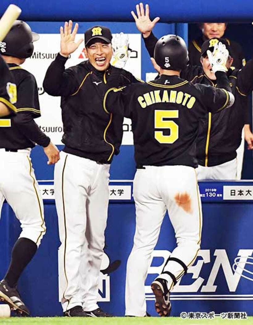  大はしゃぎで近本を迎える矢野監督（中）