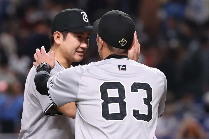 菅野（左）を出迎える巨人・阿部監督