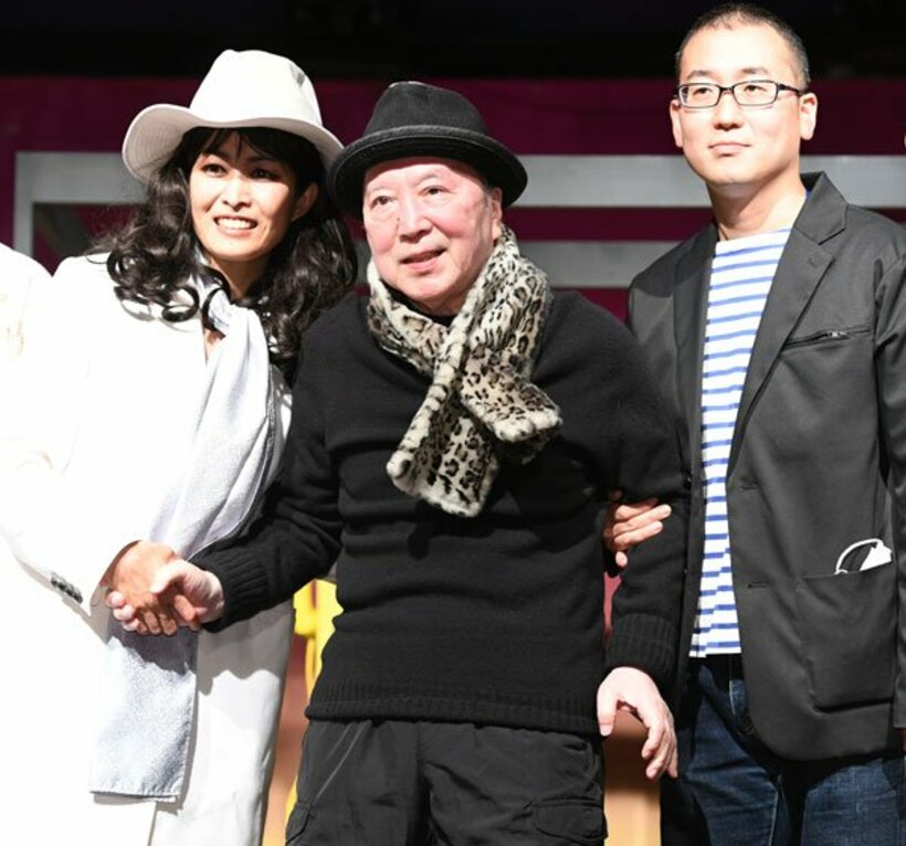  カーテンコールで登壇した唐十郎（中）と中野（右）