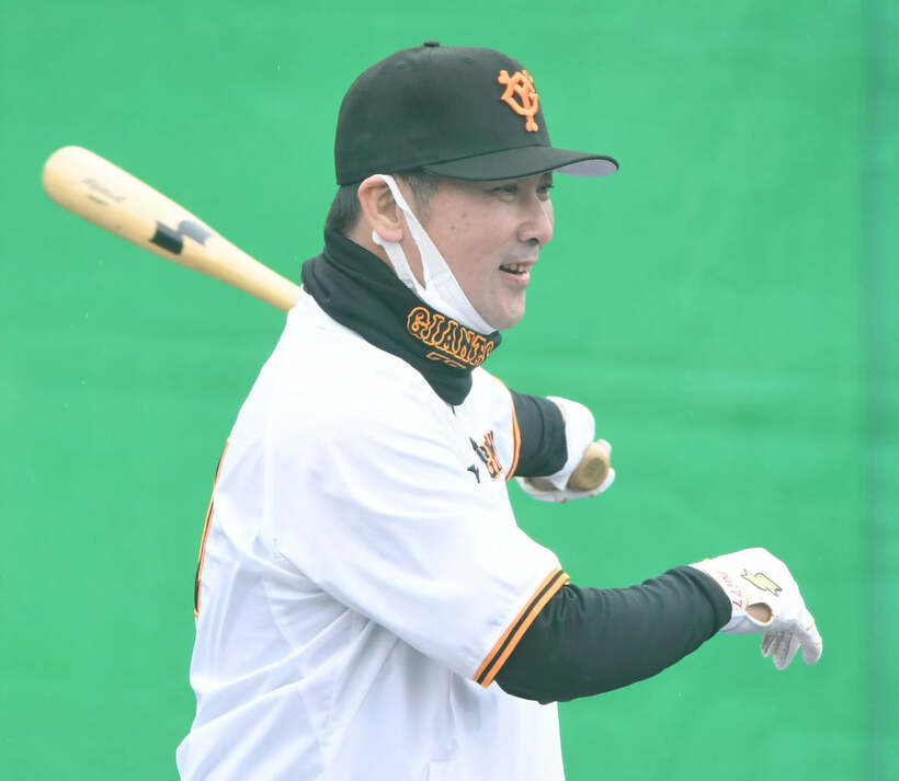  笑顔でノックする元木ヘッド（東スポWeb）