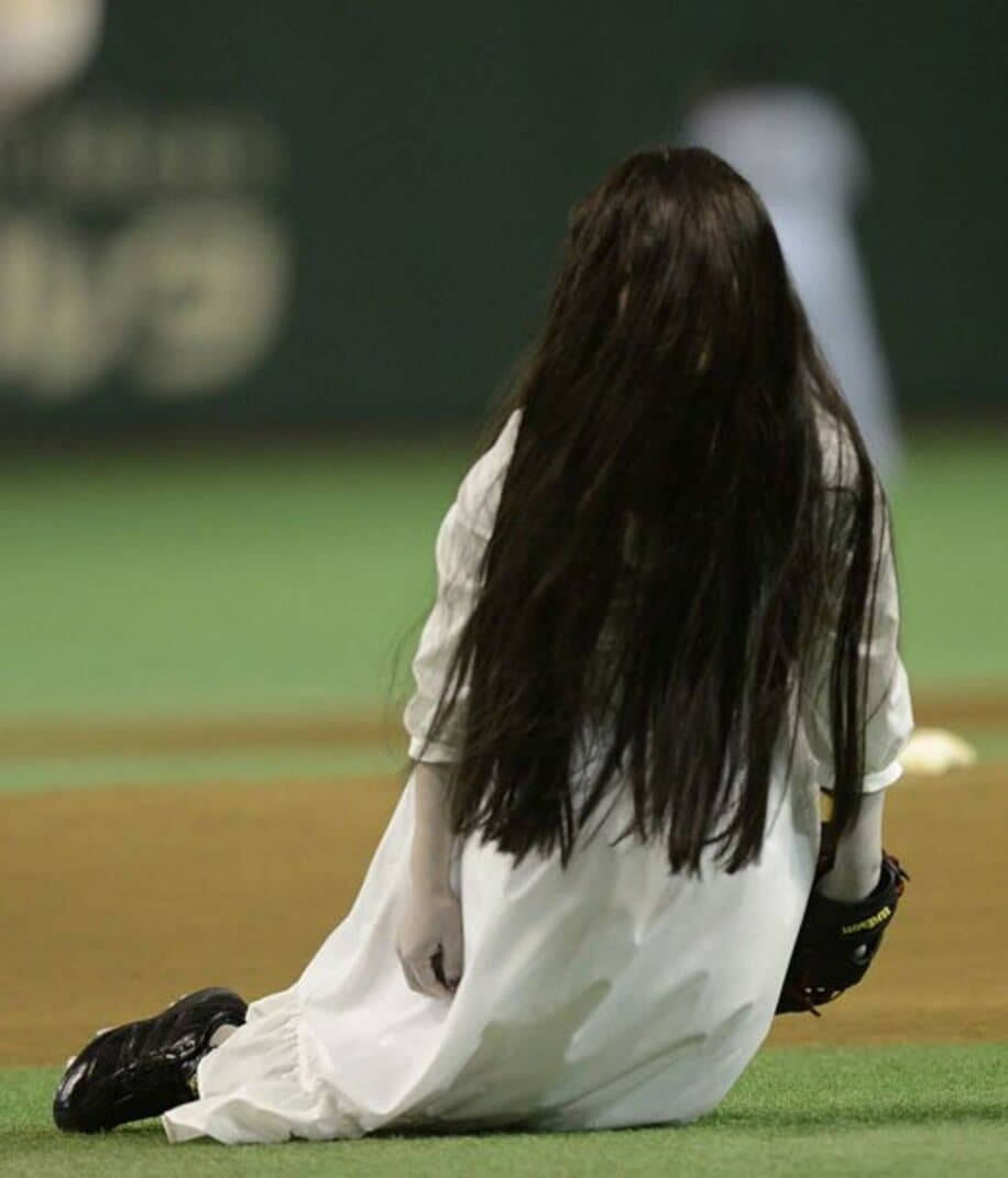  こちらは始球式に現れた日本の貞子