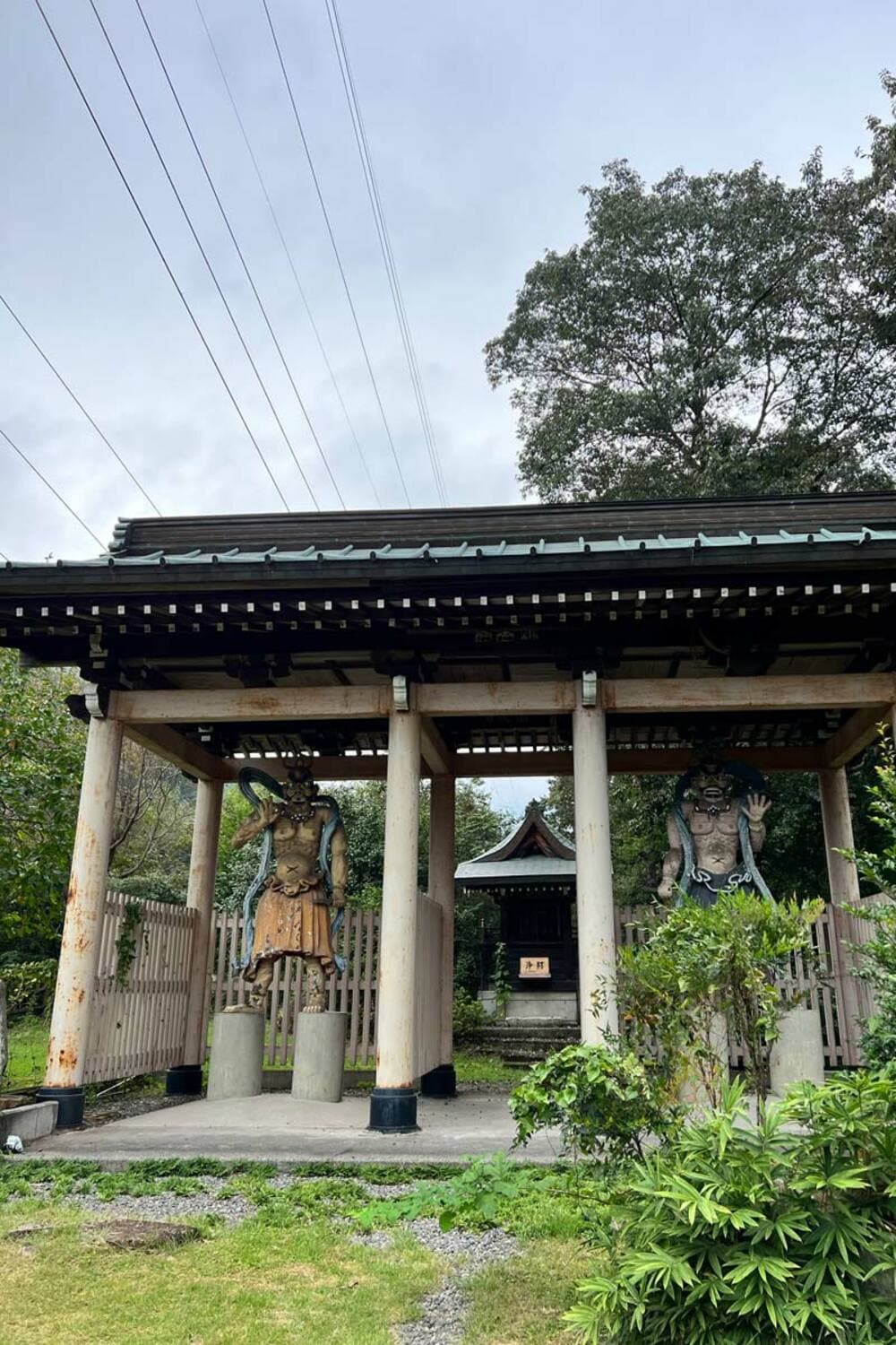 庭園内には一対の仁王像もありました
