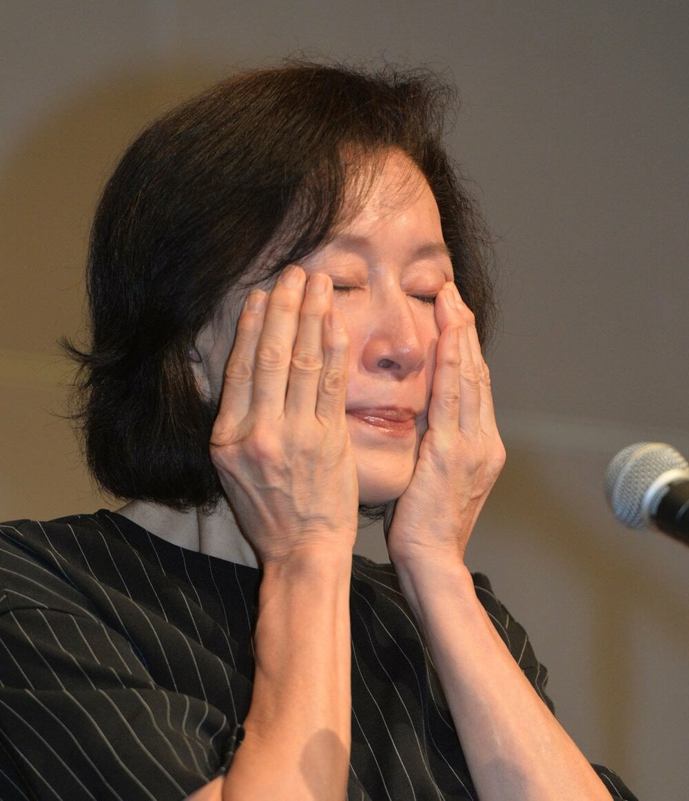会見で大粒の涙を流した高畑淳子（２０１６年）