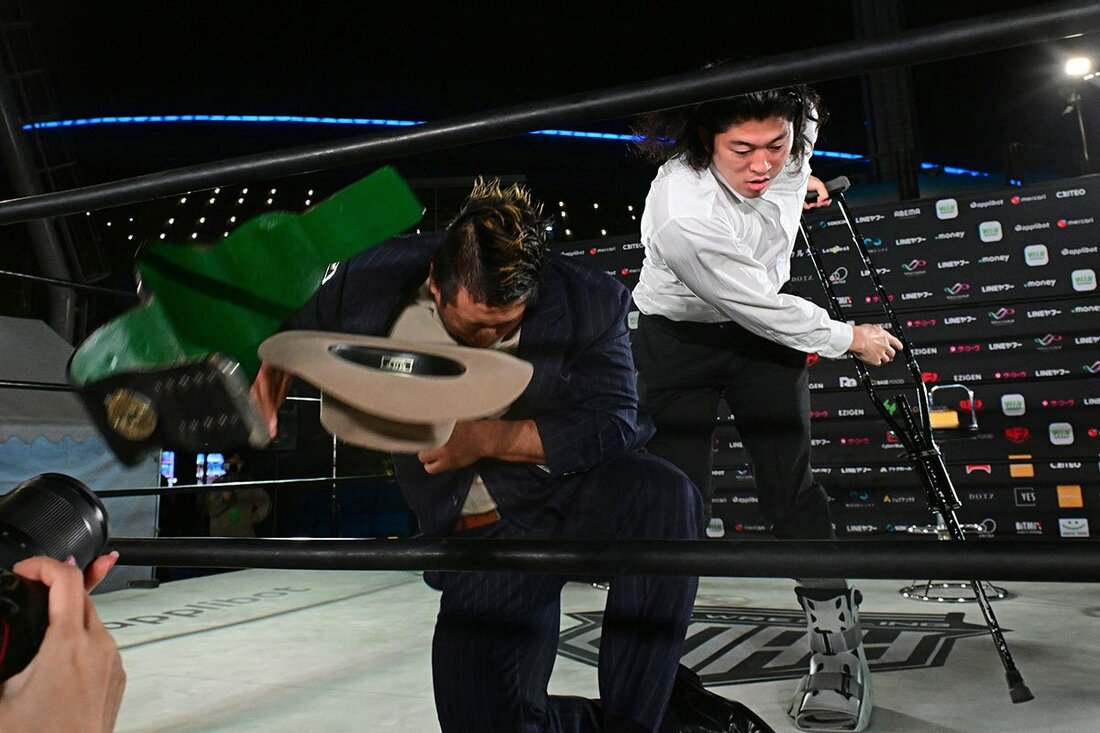 GHC王者・稲村愛輝を松葉づえで急襲するOZAWA(右)