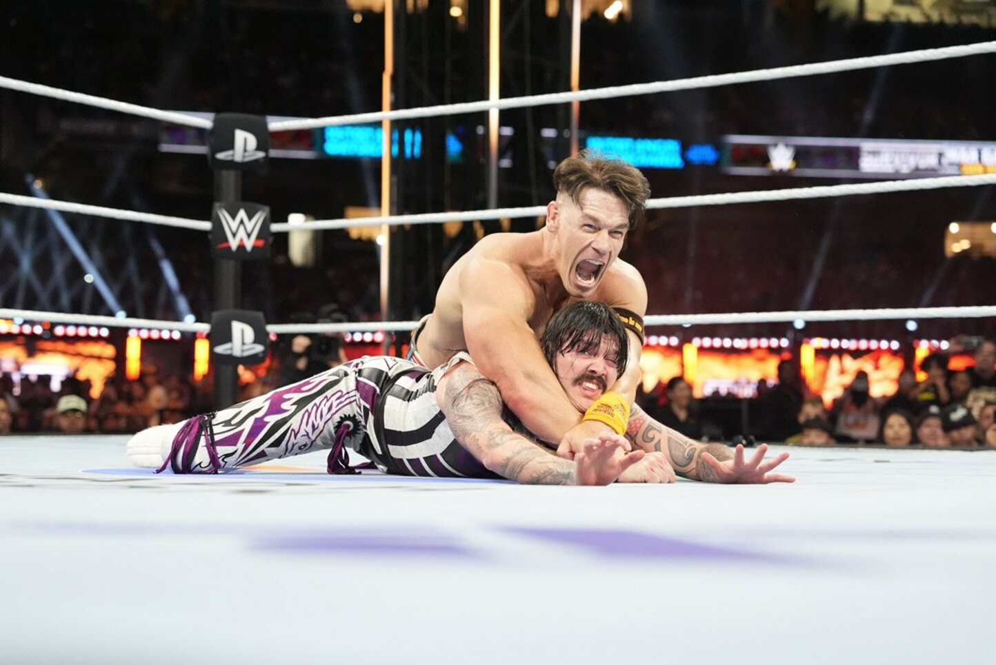 ドミニク・ミステリオをSTF-Uで締め上げるジョン・シナ(上)©WWE