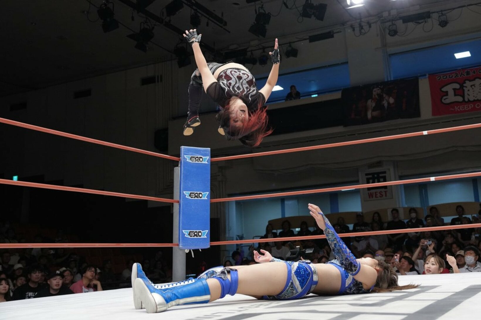 必殺のムーンサルトプレスで叶ミク(下)を下したRiko（©博文社）