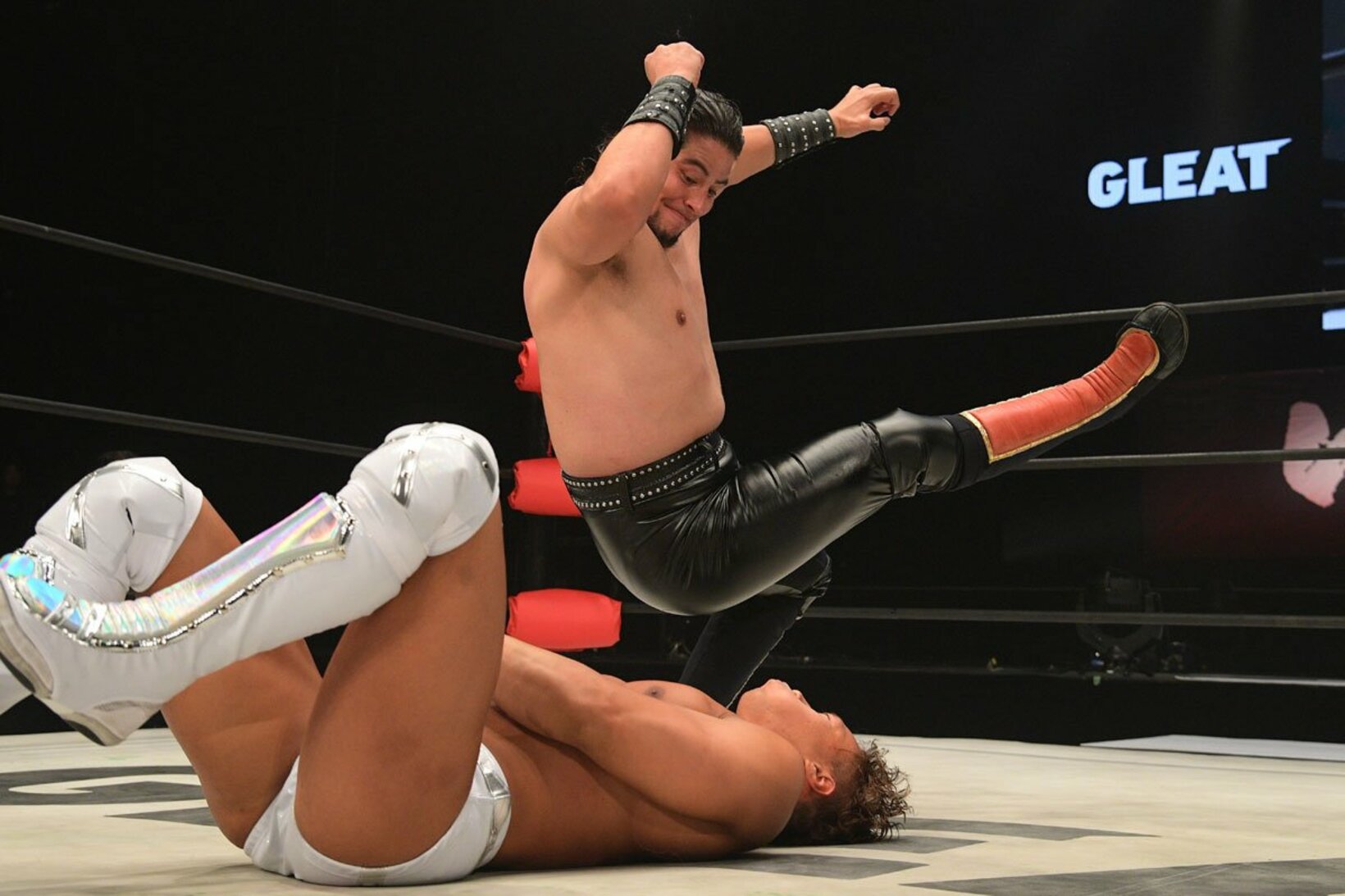 渡辺壮馬（下）を攻める斉藤ジュン