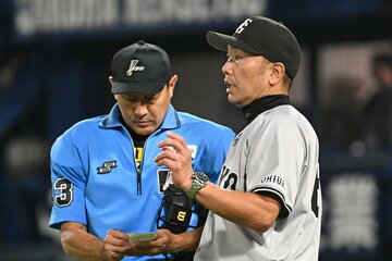 球審に交代を告げる巨人・阿部監督(右)