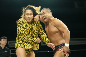 田中将斗(左)の弾丸エルボーを食らう黒潮TOKYOジャパン（©博文社）