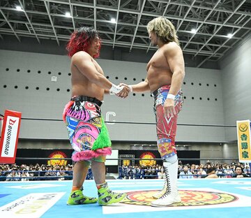 握手を交わす高橋ヒロム(左)と棚橋弘至