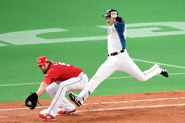 日本ハム時代も、走塁で負傷している大谷翔平(右＝2016年10月26日、日本シリーズ第４戦)