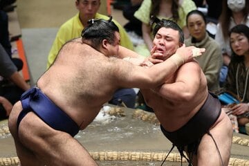 高安(左)の引き落としに屈し、初黒星がついた霧島