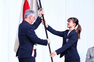 団旗を返還する坂本花織