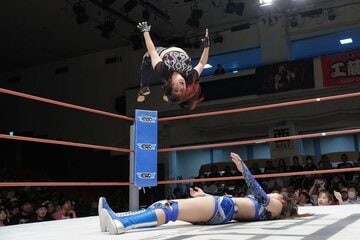 必殺のムーンサルトプレスで叶ミク(下)を下したRiko（©博文社）