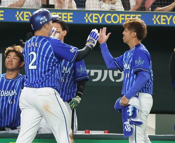 ベンチで牧(左)を迎え入れるＤｅＮＡ先発の東