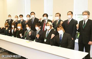  馳浩衆議院議員（後列左から５人目）に要望書を提出したレスラー、関係者