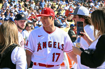 球宴開催地のドジャースタジアムで現地記者に囲まれる大谷翔平(ロイター)