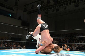 ゲイブ・キッド（上）を攻める海野翔太