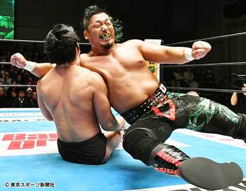  ２０日の後楽園大会で鷹木は上村優也（左）にラリアート