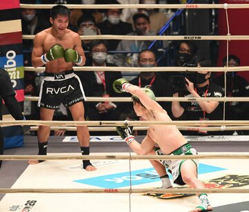クマンドーイ（左）と激戦を繰り広げた那須川天心（２０２０年）
