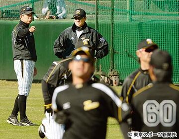 和田監督（奥中央）と話し込む平田ヘッドコーチ